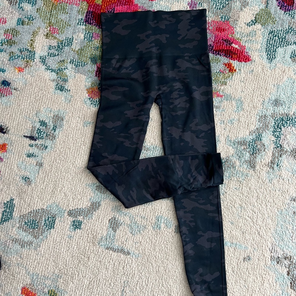 SPANX - LOOK AT ME NOW CAMO LEGGINGS! - Size S - LIKE NEW!